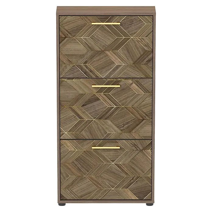 Schildmeyer Glenn Schuhregal - L x B x H: 19,5 x 59,8 x 122 cm, Nussbaum/ArtDeco, Anzahl Fächer: 3 Stk. - Braune Holzkommode mit drei Schubladen, geometrischem Muster und Messinggriffen.