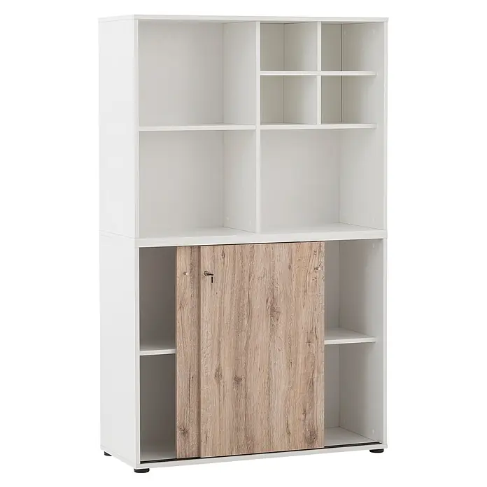 Schildmeyer Serie 400 Holz-Mehrzweckschrank - L x B x H: 114,8 x 247,7 x 205,6 cm, Weiß/Eiche - Weißes Regal mit offenen Fächern und einem unteren Fach mit heller Holzmaserung-Schiebetür und Schlüssel.