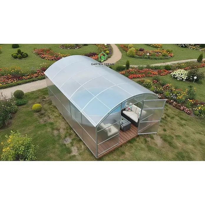 Garten Dream Poolüberdachung Poseidon, 6mm Polycarbonat - Passend für: Aufstellpools und eingelassene Pools, L x B x H: 800 x 300 x 215 cm - Gebogener, transparenter Gartenraum mit silbernem Rahmen und Holzfußboden, als Lounge-Bereich in einem Garten eingerichtet.
