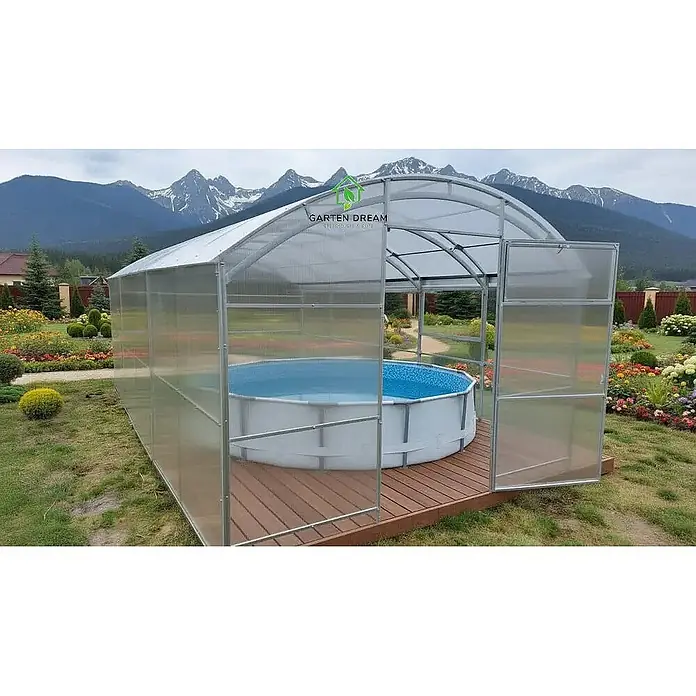 Garten Dream Poolüberdachung Poseidon, 10mm Polycarbonat - Passend für: Aufstellpools und eingelassene Pools, L x B x H: 800 x 300 x 215 cm - Gewölbte, transparente Poolüberdachung aus Metall und Polycarbonat, die einen Aufstellpool auf einer Holzterrasse umgibt.