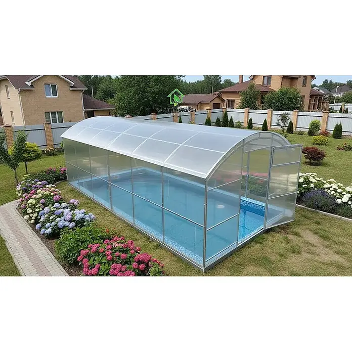 Garten Dream Poolüberdachung Poseidon, 10mm Polycarbonat - Passend für: Aufstellpools und eingelassene Pools, L x B x H: 800 x 300 x 215 cm - Transparente Schwimmbadüberdachung mit gebogenem Dach und silbernem Rahmen, die einen Außenpool abdeckt.
