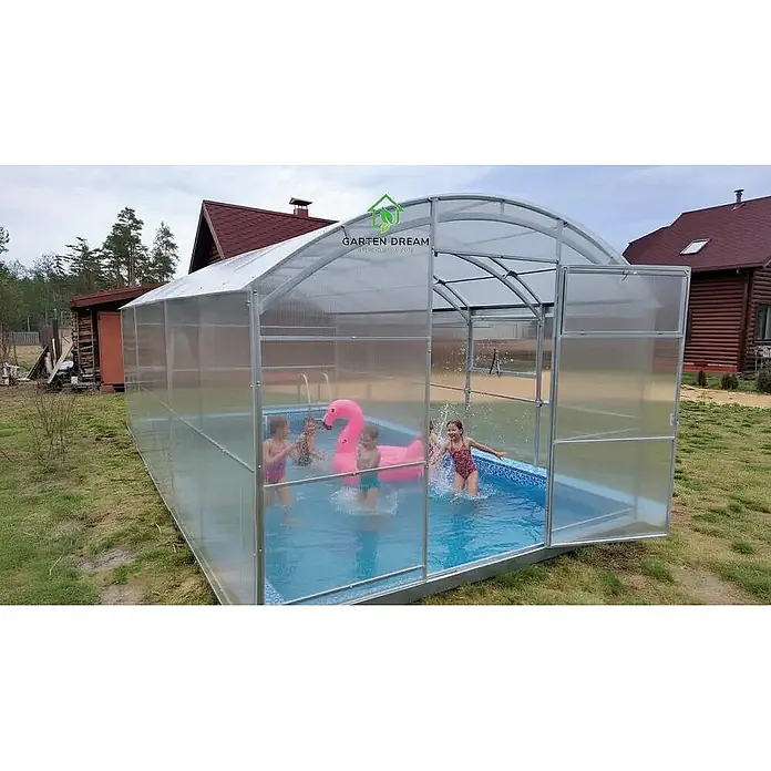 Garten Dream Poolüberdachung Poseidon, 10mm Polycarbonat - Passend für: Aufstellpools und eingelassene Pools, L x B x H: 800 x 300 x 215 cm - Transparente gewölbte Poolüberdachung über einem Schwimmbecken, in dem Kinder mit einem rosa Flamingo spielen. Metallrahmen, klare Paneele.