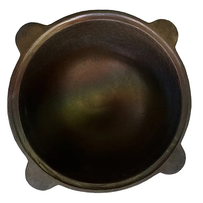 Garten Dream Grilltopf Kazan 10L - Ø x H: 37,5 x 15 cm, Gusseisen - Dunkle Metallmörserschale, Draufsicht, mit dezenten Reflexionen innen und vier kleinen Vorsprüngen.