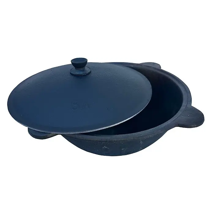 Garten Dream Grilltopf Kazan 10L - Ø x H: 37,5 x 15 cm, Gusseisen - Dunkler Gusseisentopf mit teilweise geöffnetem Deckel.