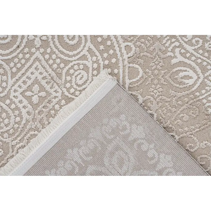 Kayoom Kurzflorteppich Stage 225 - Beige, 150 x 80 cm, 80 % Polypropylen, 20 % Polyester - Heller beigefarbener Teppich mit Muster, eine Ecke hochgeklappt zeigt die Unterseite und Fransen.