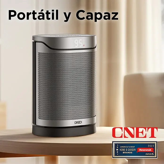 Dreo Calefactor cerámico portátil Heater 318 - 900 kW - 1.500 kW, Negro/Plata, Oscilante - Un calentador portátil DREO plateado con rejilla perforada y pantalla digital '95', sobre una mesa de madera en una habitación.