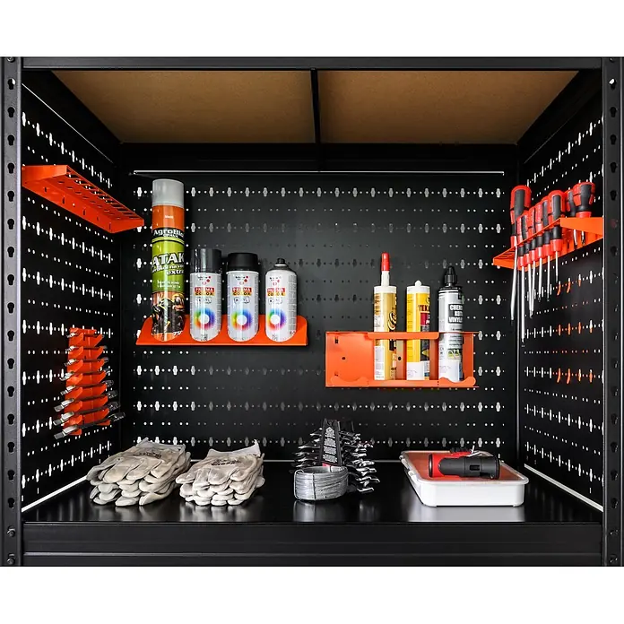 Metallregal Praktik Workshop Organizer - H x B x T: 180 x 90 x 45 cm, Traglast pro Boden: 250 kg, Anzahl Böden: 4 Stk., Stecken, Schwarz - Innen eines schwarzen Metall-Werkstattschranks mit orangefarbenem Lochwand. Sprühdosen, Schraubendreher, Schraubenschlüssel und Handschuhe sind organisiert.
