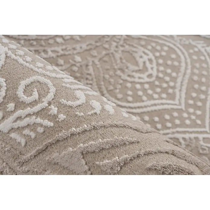 Kayoom Kurzflorteppich Stage 225 - Beige, 150 x 80 cm, 80 % Polypropylen, 20 % Polyester - Nahaufnahme eines gerollten beigen und cremefarbenen Teppichs mit weicher, erhabener Textur.