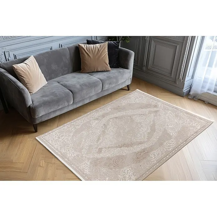 Kayoom Kurzflorteppich Stage 225 - Beige, 150 x 80 cm, 80 % Polypropylen, 20 % Polyester - Beiger und cremefarbener gemusterter Teppich auf Holzboden im Wohnzimmer.
