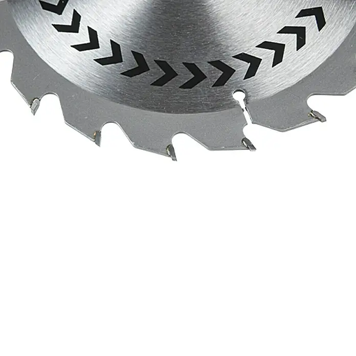 Craftomat Kreissägeblatt HM - 160 mm, Bohrung: 16 mm - 20 mm, Anzahl Zähne: 20 Stk. - Nahaufnahme eines Kreissägeblatts mit scharfen Zähnen und Richtungsanzeigen für präzise Holzarbeiten.