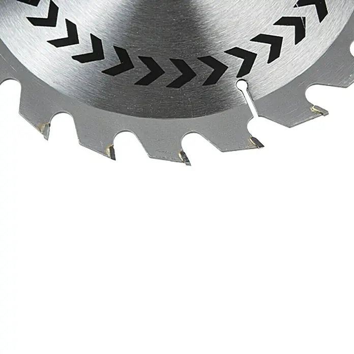 Craftomat Kreissägeblatt HM - 180 mm, Bohrung: 16 mm - 20 mm, Anzahl Zähne: 22 Stk. - Nahaufnahme eines Kreissägeblatts mit scharfen Zähnen und Richtungsanzeigen. Perfekt für präzise Holzarbeiten und Schnitte.