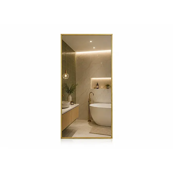 CORDIA PLUS spiegel Rimini Line mit goldfarben eloxiertem Aluminiumrahmen, 80 × 41 cm -  - Rechteckiger Spiegel mit goldfarbenem Rahmen, der ein modernes Badezimmer mit Waschtisch, Badewanne und grüner Fliesenwand reflektiert.