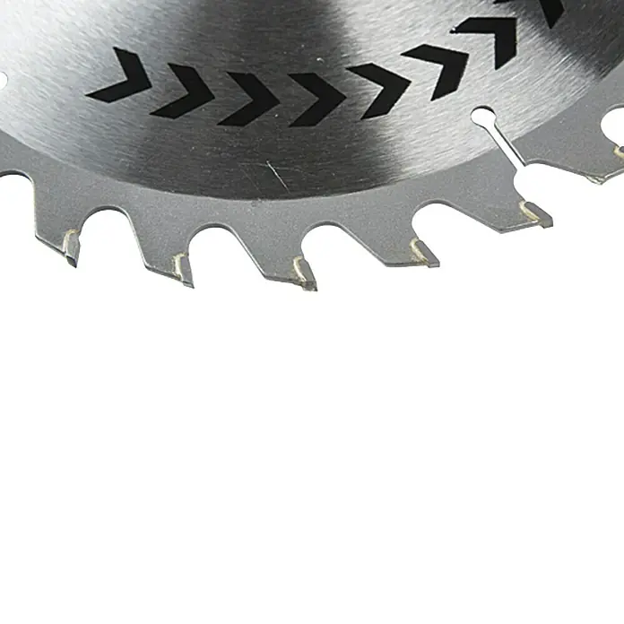 Craftomat Kreissägeblatt HM - 190 mm, Bohrung: 30 mm, Anzahl Zähne: 30 Stk. - Nahaufnahme eines Kreissägeblatts mit scharfen Zähnen und Markierungen.