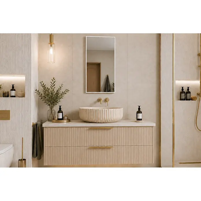 Cordia Rahmenspiegel - 41 x 80 cm, Weiß, Aluminium - Elegantes Badezimmer mit geriffelter Holzwaschtisch, hellem geriffelten Aufsatzwaschbecken, goldfarbenen Armaturen und rechteckigem Spiegel in warmem Interieur.