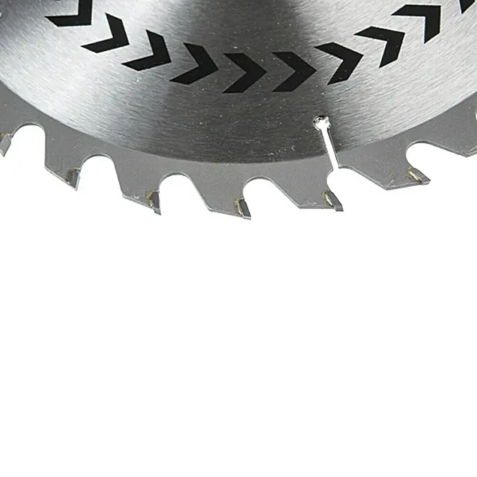 Craftomat Kreissägeblatt HM - 190 mm, Bohrung: 16 mm - 20 mm, Anzahl Zähne: 30 Stk. - Nahaufnahme einer Kreissäge mit scharfen Zähnen und schwarzen Pfeilen. Das Werkzeug ist bereit zum Schneiden von Holz oder anderen Materialien.