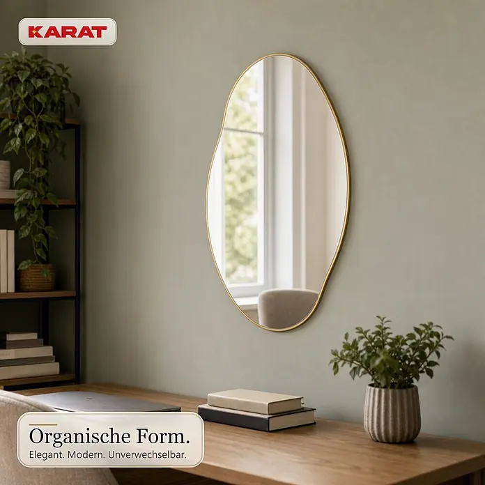 Floordirekt Wandspiegel Lena - 60,1 x 90,1 cm - Organischer, goldgerahmter Wandspiegel an einer Wand über einem Holzschreibtisch.