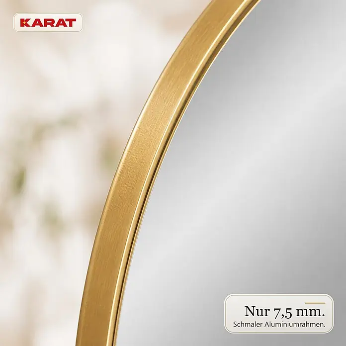 Floordirekt Wandspiegel Lena - 60,1 x 90,1 cm - Nahaufnahme eines runden Spiegels mit schlankem, goldfarbenem, gebürstetem Aluminiumrahmen, nur 7,5 mm dick.