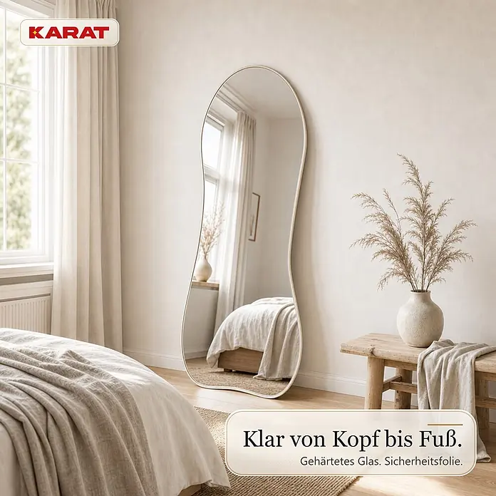 Floordirekt Wandspiegel Mila - 65,1 x 150,1 cm - Geschwungener Ganzkörperspiegel mit hellem Rahmen, Sicherheitsglas und -folie in einem Schlafzimmer.