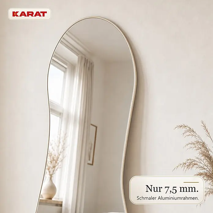 Floordirekt Wandspiegel Mila - 65,1 x 150,1 cm - Geschwungener Standspiegel mit schmalem 7,5 mm Aluminiumrahmen, der einen hellen Raum widerspiegelt.