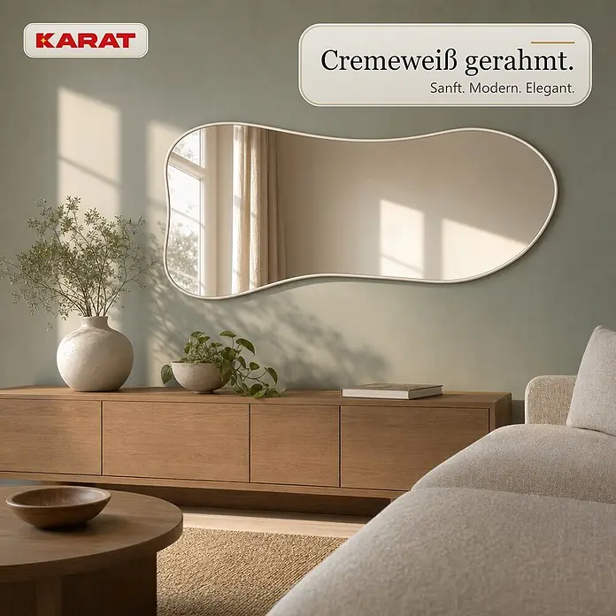 Floordirekt Wandspiegel Mila - 65,1 x 150,1 cm - Cremeweiß gerahmter, organisch geformter Spiegel in einem modernen Wohnzimmer über einem Holzschrank.