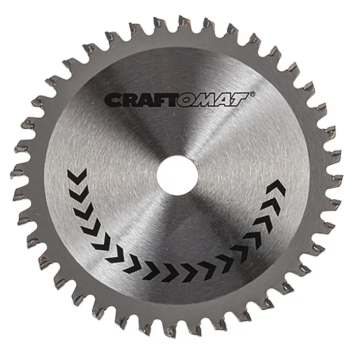 Craftomat Kreissägeblatt HM Alu - 130 mm, Bohrung: 16 mm, Anzahl Zähne: 40 Stk. - Nahaufnahme eines CRAFTOMAT Kreissägeblatts mit scharfen Zähnen und Pfeilmarkierungen, ideal für präzise Holzschnitte.