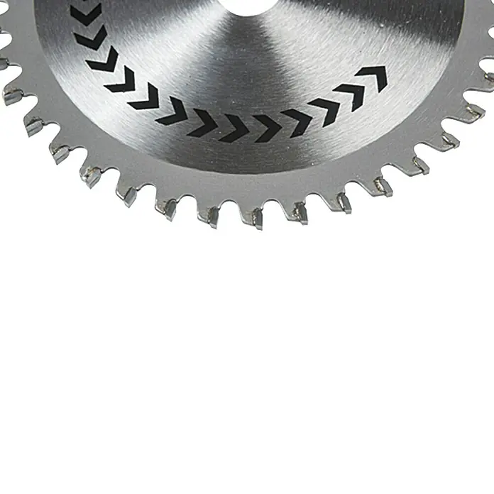 Craftomat Kreissägeblatt HM Alu - 130 mm, Bohrung: 16 mm, Anzahl Zähne: 40 Stk. - Nahaufnahme eines Kreissägeblatts mit scharfen Zähnen und Pfeilmarkierungen, ideal für präzise Holzarbeiten und Schnitte.