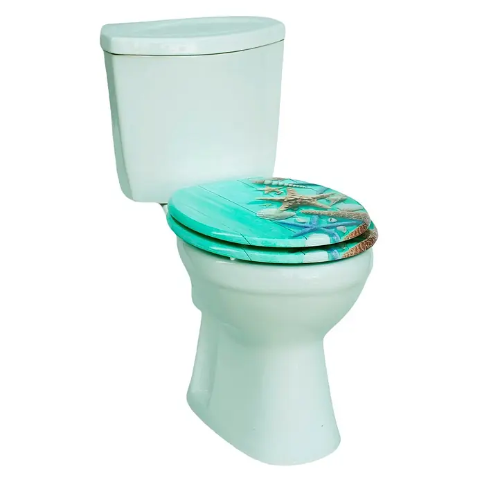 SAINOS WC-Sitz MDF WC-Sitz, Universal-O-Form, Absenkautomatik, Unten - MDF, Grün, Mit Absenkautomatik - Weiße Toilette mit einem dekorativen türkisfarbenen Toilettensitz, der Seesterne und Muscheln auf einem Plankenmuster zeigt.