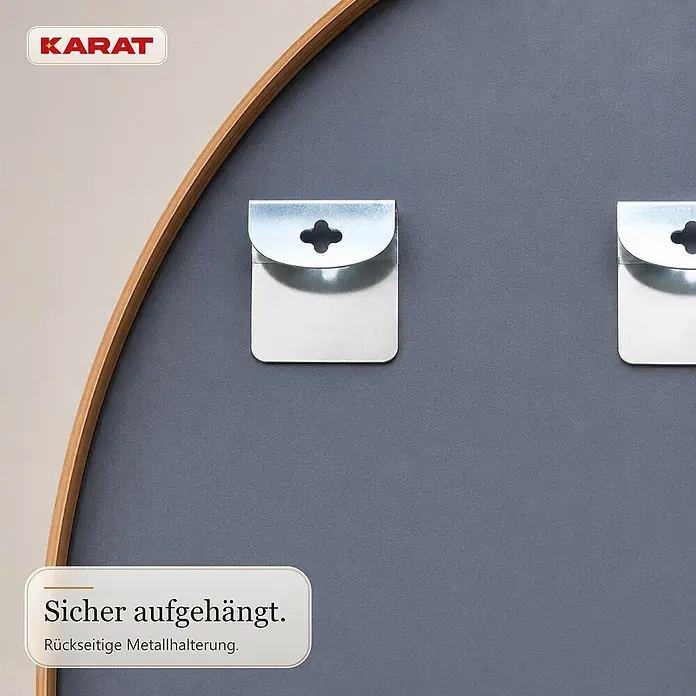 Floordirekt Wandspiegel Nina - 65,1 x 150,1 cm - Zwei silberne Metallhalterungen mit kreuzförmigen Schlitzen auf der grauen Rückseite eines Holzrahmens.