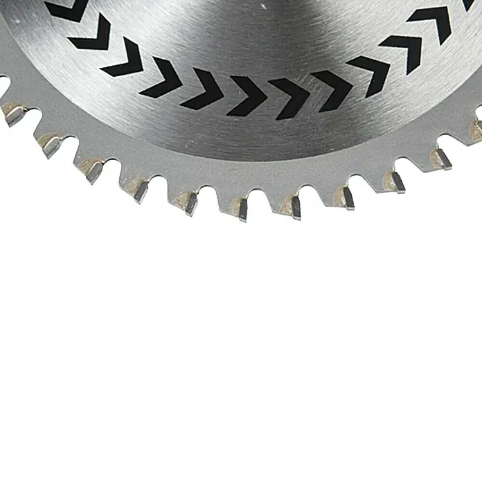 Craftomat Kreissägeblatt HM Alu - 160 mm, Bohrung: 16 mm - 20 mm, Anzahl Zähne: 42 Stk. - Nahaufnahme eines Kreissägeblatts mit scharfen Zähnen und Richtungspfeilen, ideal für präzise Holzarbeiten.