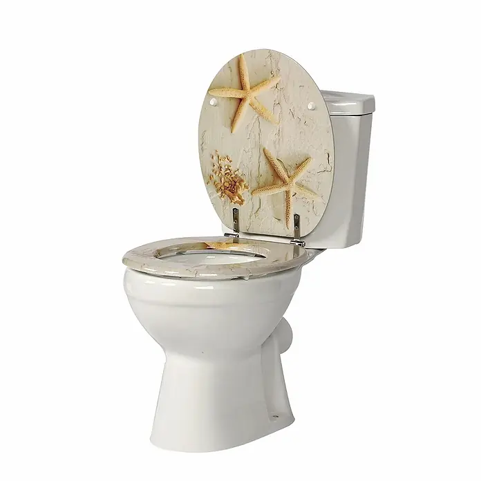 SAINOS WC-Sitz MDF WC-Sitz, Gelb, Universal-O-Form, Absenkautomatik, Unten - MDF, Gelb, Mit Absenkautomatik - Weiße Toilette mit offenem Deckel, verziert mit Seesternen und Muscheln auf beigefarbener, sandiger Textur. Der Sitz hat ein passendes Muster.