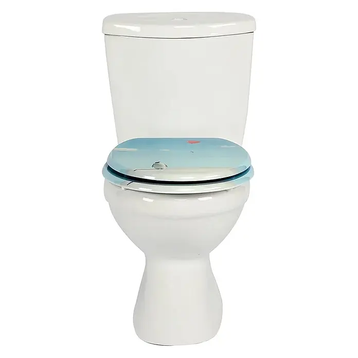SAINOS WC-Sitz MDF WC-Sitz, Blau, Universal-O-Form, Absenkautomatik, Unten - MDF, Blau, Mit Absenkautomatik - Weiße Toilette mit dekoriertem Toilettensitz, der blauen Himmel, Strand, kleine Tierfigur und einen roten Herzballon zeigt.