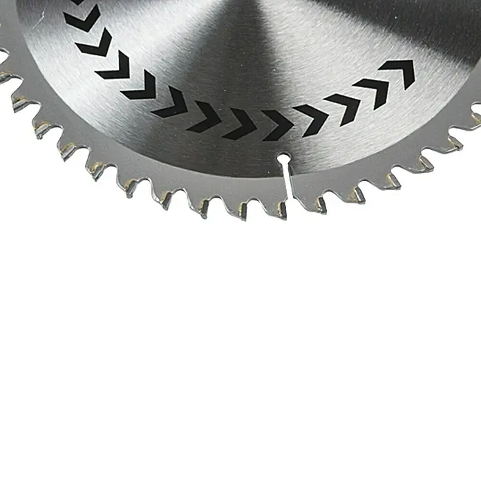 Craftomat Kreissägeblatt HM Alu - 184 mm, Bohrung: 16 mm, Anzahl Zähne: 48 Stk. - Nahaufnahme einer Kreissägeblattspitze, die die scharfen Zähne und das Metallmaterial des Werkzeugs hervorhebt.