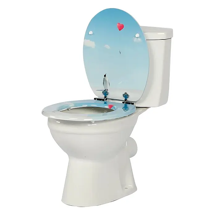 SAINOS WC-Sitz MDF WC-Sitz, Blau, Universal-O-Form, Absenkautomatik, Unten - MDF, Blau, Mit Absenkautomatik - Weißes WC mit dekorativem hellblauem Sitz und Deckel, Motiv Pinguin und roter Herzballon. Deckel ist offen.
