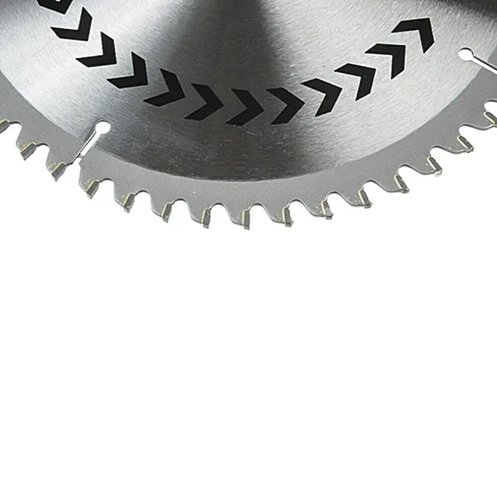 Craftomat Kreissägeblatt HM Alu - 190 mm, Bohrung: 30 mm, Anzahl Zähne: 54 Stk. - Nahaufnahme eines Kreissägeblatts mit scharfen Zähnen und Pfeilmarkierungen für präzise Schnitte.