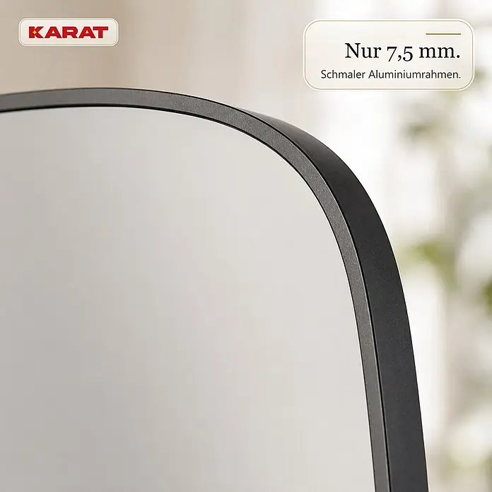 Floordirekt Wandspiegel Alina - 55,1 x 90,1 cm - Nahaufnahme eines Spiegels mit einem schmalen, schwarzen Aluminiumrahmen, der seine 7,5 mm Dicke hervorhebt.