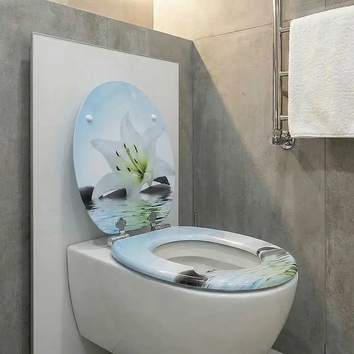 SAINOS WC-Sitz MDF WC-Sitz, Universal-O-Form, Absenkautomatik, Unten - MDF, Blau, Mit Absenkautomatik - Toilettensitz mit weißem Lilien- und Wasserwellenmuster, auf einer Toilette in einem modernen Badezimmer installiert.