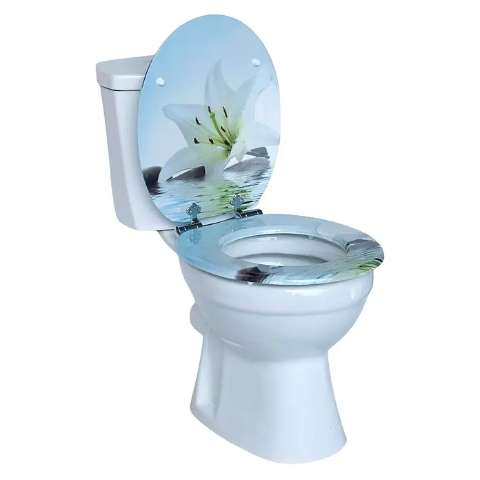 SAINOS WC-Sitz MDF WC-Sitz, Universal-O-Form, Absenkautomatik, Unten - MDF, Blau, Mit Absenkautomatik - Weiße Toilette mit geöffnetem Toilettensitz und Deckel, verziert mit einem hellblauen Design einer weißen Lilie auf Wasser mit Kieselsteinen.