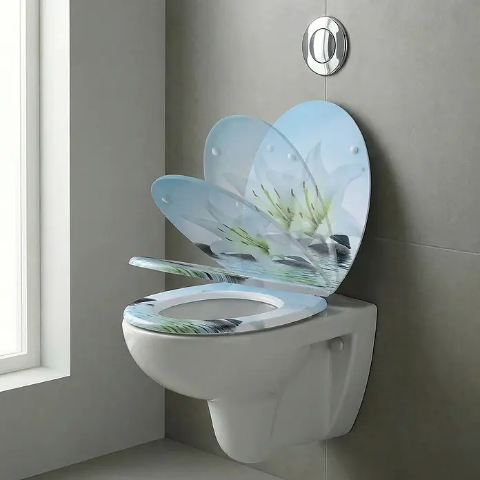 SAINOS WC-Sitz MDF WC-Sitz, Universal-O-Form, Absenkautomatik, Unten - MDF, Blau, Mit Absenkautomatik - Eine wandhängende Toilette mit einem dekorativen Toilettensitz und -deckel mit blauem Seerosenmotiv in einem modernen Badezimmer.