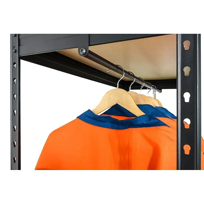 Metallregal Praktik Workshop Garment - H x B x T: 180 x 90 x 45 cm, Traglast pro Boden: 150 kg, Anzahl Böden: 3 Stk., Stecken, Schwarz - Dunkles Metallregal mit Kleiderstange, an der orangefarbene Hemden auf Holzbügeln hängen.