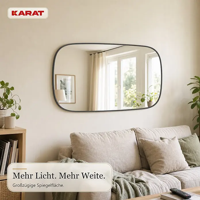 Floordirekt Wandspiegel Alina - 55,1 x 90,1 cm - Großer, schwarz gerahmter Spiegel mit abgerundeten Ecken an heller Wand, der ein Fenster reflektiert und das Wohnzimmer geräumiger wirken lässt.