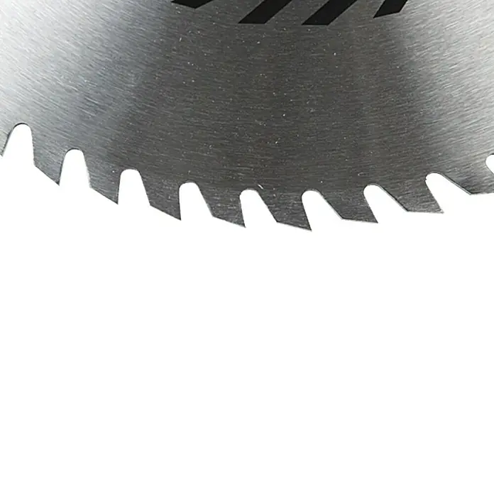 Craftomat Disco de sierra CV - Diámetro: 400 mm, Orificio: 30 mm, 56 ud., Espesor de hoja de sierra: 2 mm - Primer plano de una hoja de sierra circular con dientes afilados, ideal para trabajos de madera precisos y cortes profesionales.