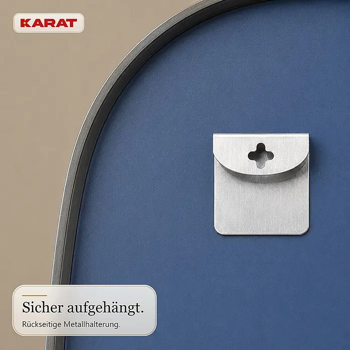 Floordirekt Wandspiegel Alina - 55,1 x 90,1 cm - Rückseitige Metallhalterung für sicheres Aufhängen auf einer blauen Platte.