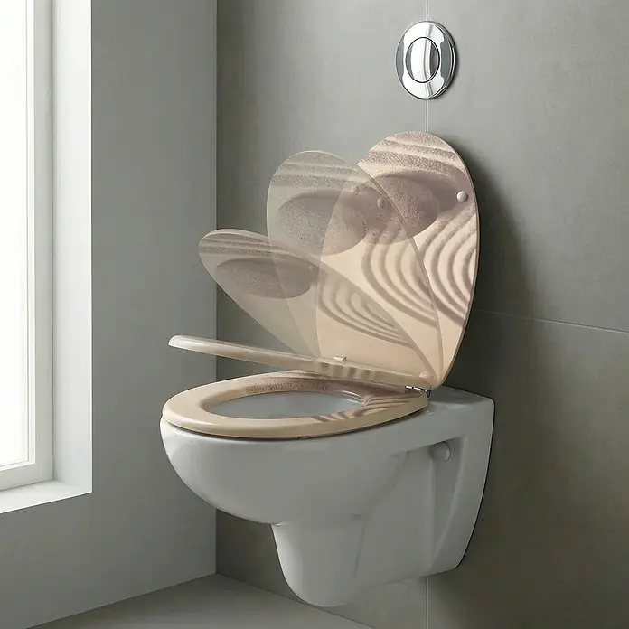 SAINOS WC-Sitz MDF WC-Sitz, Universal-O-Form, Absenkautomatik, Unten - MDF, Beige, Mit Absenkautomatik - Wandhängendes WC mit beigem Toilettensitz im Zen-Garten-Muster, der eine Soft-Close-Funktion zeigt.