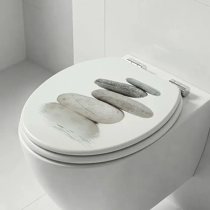 SAINOS WC-Sitz MDF WC-Sitz, Universal-O-Form, Absenkautomatik, Unten - MDF, Beige, Mit Absenkautomatik - Weißer Toilettensitz mit einem Aufdruck glatter, grauer Steine.