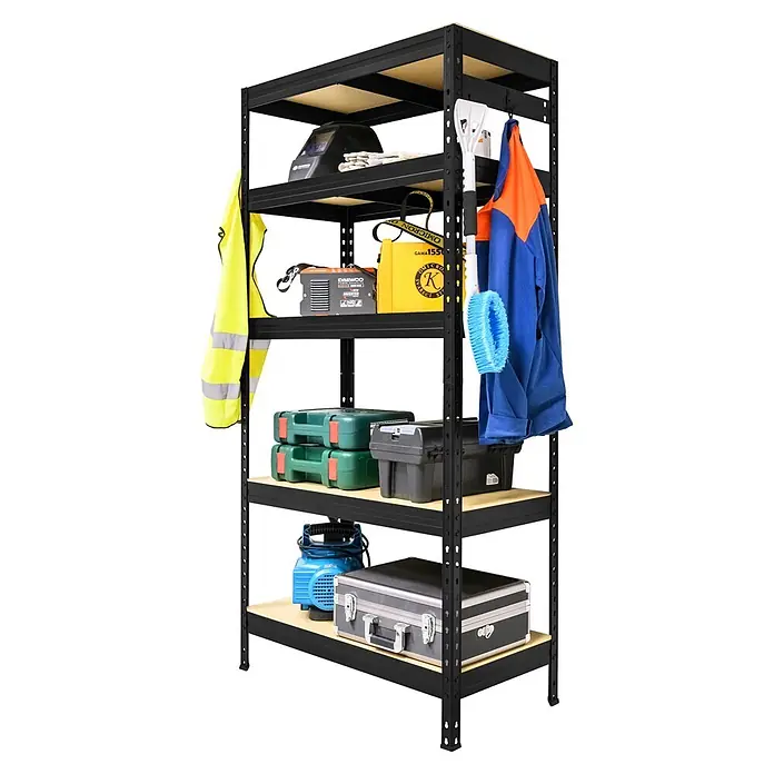 Metallregal Praktik - H x B x T: 180 x 90 x 45 cm, Traglast pro Boden: 250 kg, Anzahl Böden: 5 Stk., Stecken, Schwarz - Schwarzes Metallregal mit fünf hellen Holzablagen, bestückt mit Werkstattwerkzeugen und Arbeitskleidung.