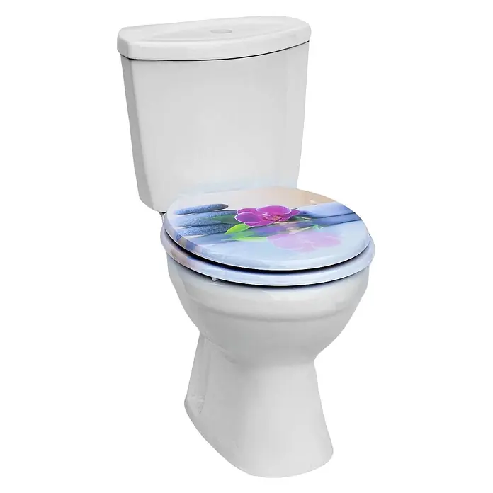 SAINOS WC-Sitz MDF WC-Sitz, Universal-O-Form, Absenkautomatik, Unten - MDF, Mehrfarbig, Mit Absenkautomatik - Weiße Keramiktoilette mit einem dekorativen Toilettensitz, der violette Orchideen und Spa-Steine zeigt.