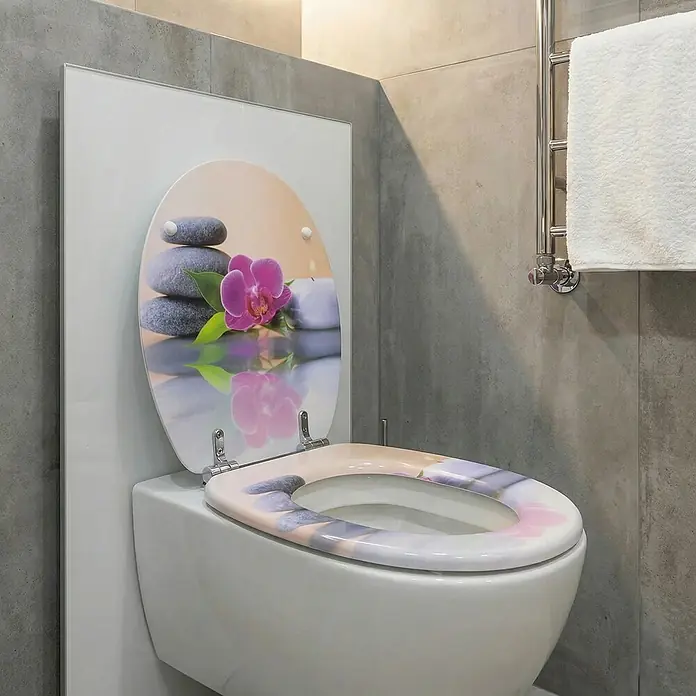 SAINOS WC-Sitz MDF WC-Sitz, Universal-O-Form, Absenkautomatik, Unten - MDF, Mehrfarbig, Mit Absenkautomatik - Weiße Toilette mit geöffnetem, dekoriertem WC-Sitz und Deckel, verziert mit einer Spa-Szene aus Orchideen und Steinen.