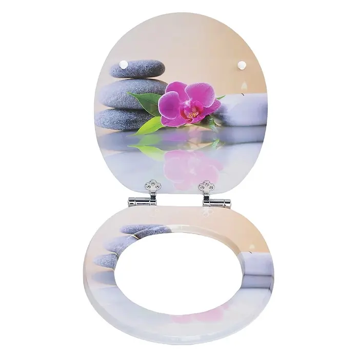 SAINOS WC-Sitz MDF WC-Sitz, Universal-O-Form, Absenkautomatik, Unten - MDF, Mehrfarbig, Mit Absenkautomatik - Toilettensitz mit aufgedrucktem Spa-Design: gestapelte graue Steine, eine rosa Orchidee und eine brennende Kerze mit Reflexion.