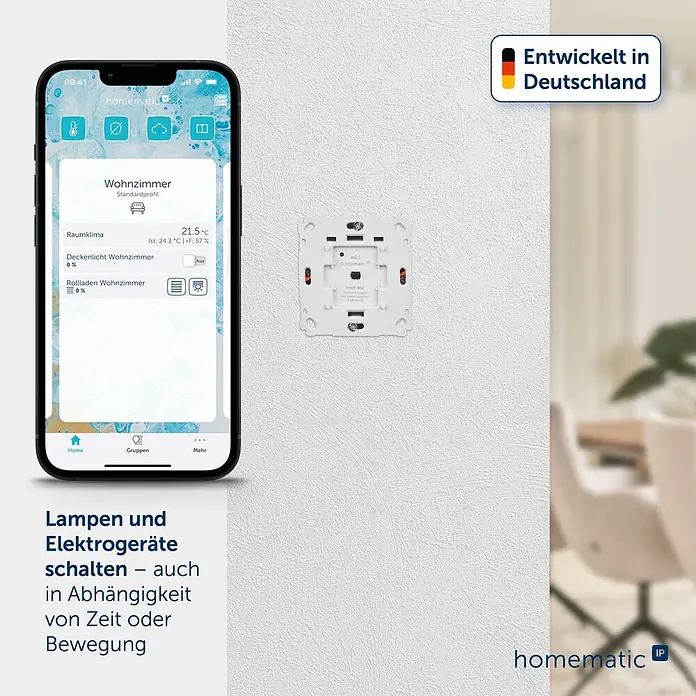 Homematic IP Funk-Lichtschalter Schaltaktor HmIP-BS2 - Unterputz, 37 x 71 x 71 mm - Homematic IP Smart Home App auf Smartphone steuert Lichter und Geräte, daneben ein weißer HmIP-BS2 Schaltaktor an der Wand.