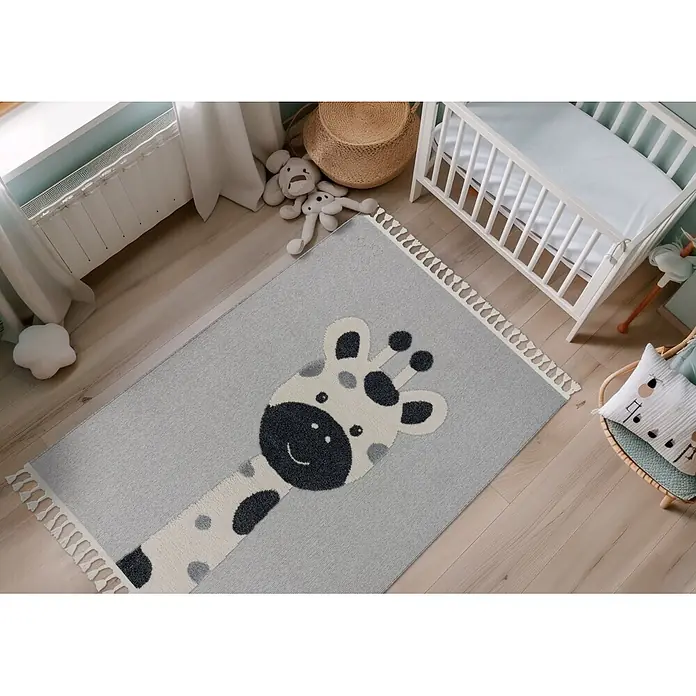 Kayoom Kinderteppich Modena 417 - Grau, 230 x 160 cm, 100 % Polypropylen - Grauer Teppich mit schwarz-weißem Giraffenkopf und Quasten auf Holzboden im Kinderzimmer.